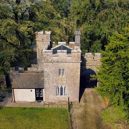بيت للعطل Anne's Grove Miniature Castle Castletownroche